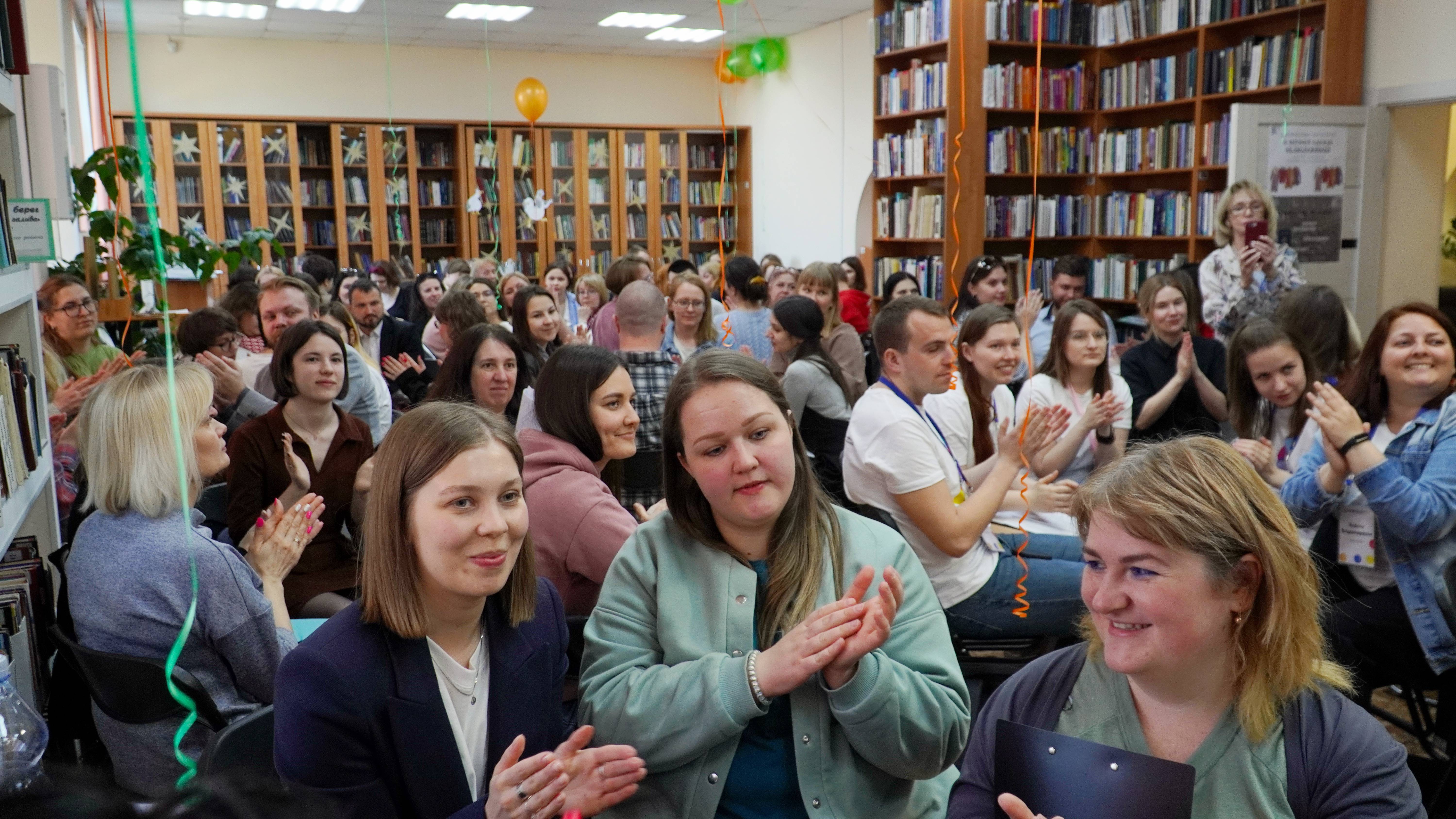 Вакансия библиотекаря в спб. Библиотеки. День библиотек. Коллектив библиотеки фото.