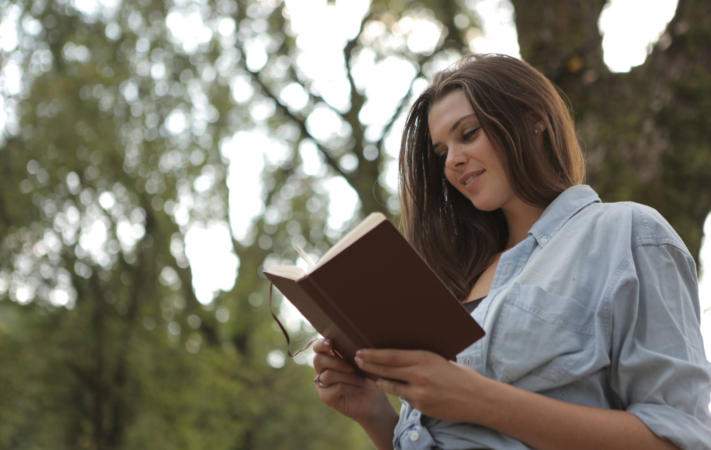 изображение девушки с книгой